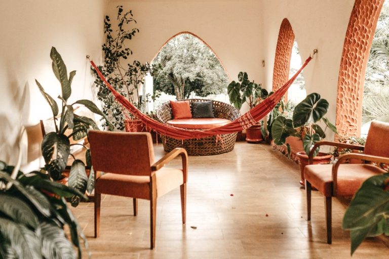 Chambre d’hôtel immersive décorée sur un thème fantastique, invitant à l’évasion totale
