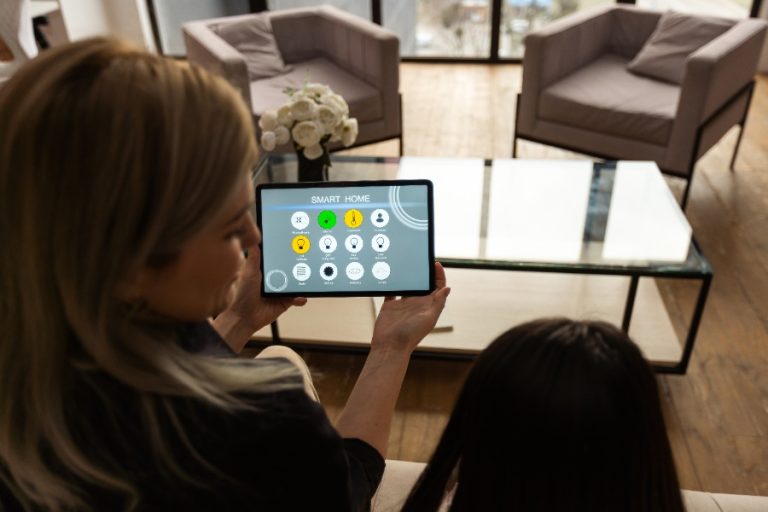 Hall d’hôtel moderne intégrant l’intelligence artificielle pour une expérience client ultra-personnalisée