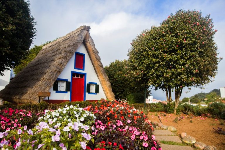 Une petite maison de campagne prête à être louée à l’année avec jardin fleuri