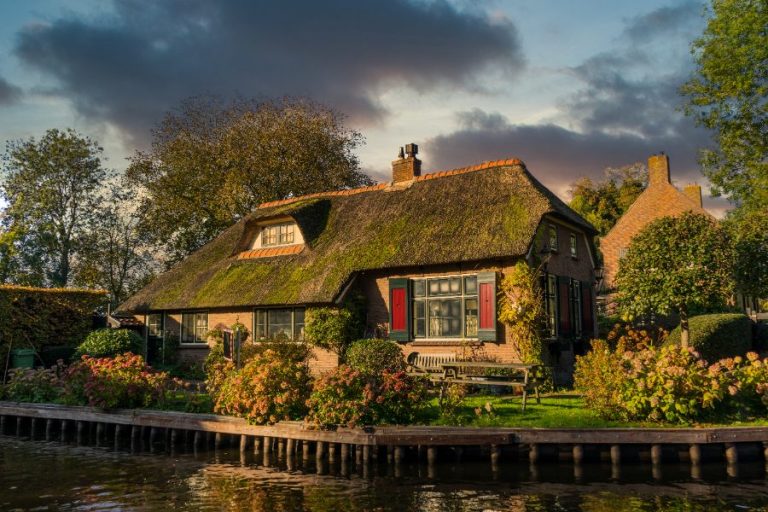 Un entrepreneur visite un bâtiment pour préparer l’ouverture d’un gîte