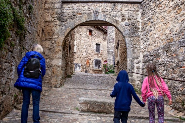 Famille profitant des attractions interactives du parc Vulcania, dédié aux volcans et à la science