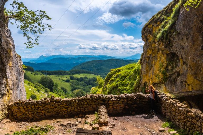 Vue panoramique depuis le sommet du Puy de Dôme, avec la Chaîne des Puys et ses volcans endormis