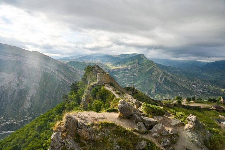 Vue depuis le sommet du Puy de Dôme, offrant un panorama exceptionnel sur la Chaîne des Puys