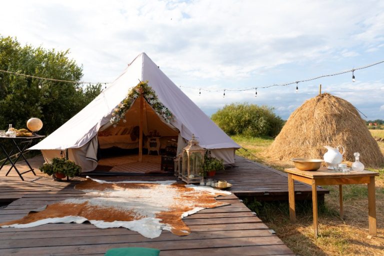 Roulotte champêtre en Auvergne, aménagée avec coin cuisine et espace nuit pour quatre personnes