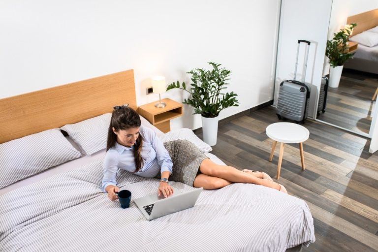 Salon lumineux avec cuisine équipée, idéal pour un mode de vie flexible en déplacement