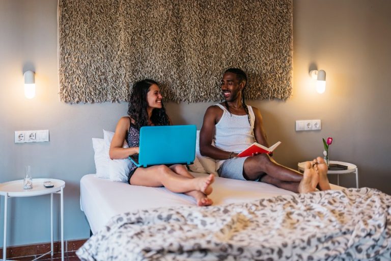 Chambre d’hôtel moderne et lumineuse, prête pour un séjour de quelques heures