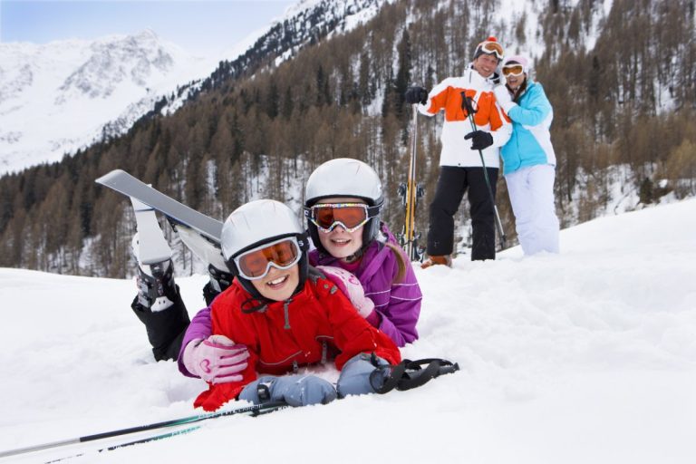 Des pistes douces entourées de sapins, parfaites pour l’initiation au ski des enfants