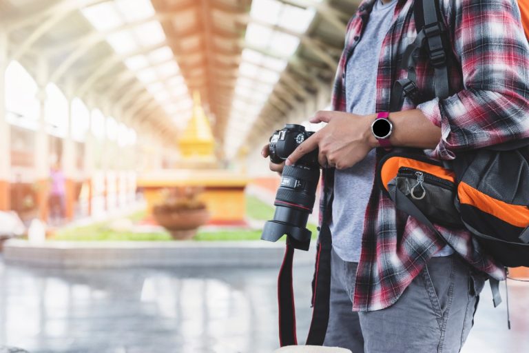 Appareil photo compact prêt à capturer des paysages en déplacement