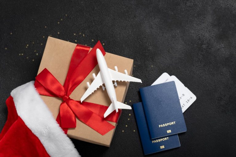 Coffret cadeau ouvert laissant apparaître un message annonçant un départ surprise