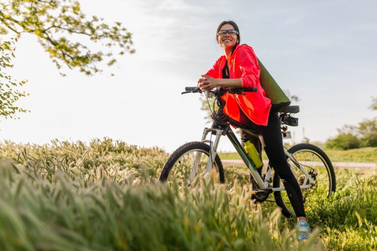 Vélo de cyclotourisme prêt pour une longue étape sur routes panoramiques