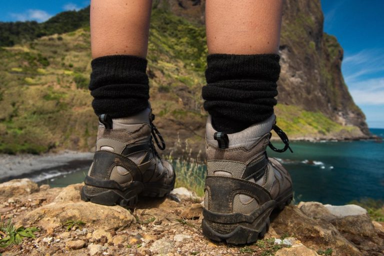 Une personne en randonnée portant des chaussettes et des chaussures de randonnée