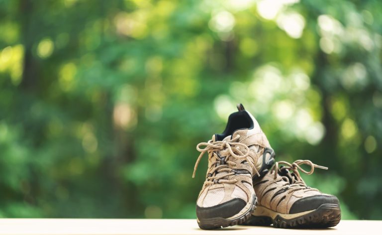Une paire de chaussures de randonnée