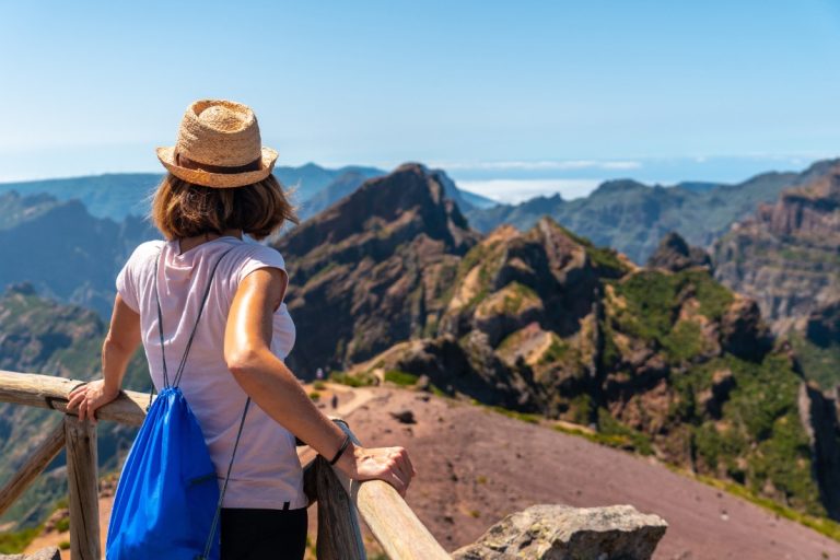 Une femme qui fait du voyage à la réunion