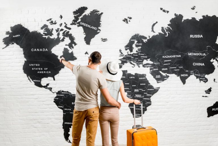 Le couple regarde une carte du monde avant de partir pour leur voyage de noce