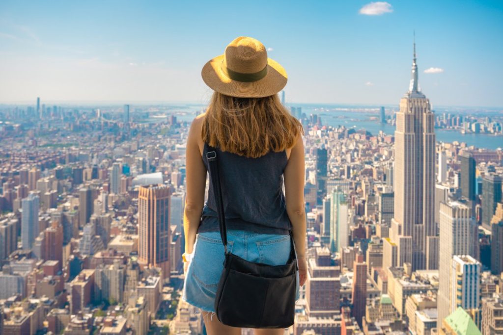 Un touriste profitant de la vue à New York