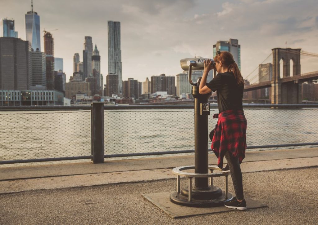 Une femme qui fait un voyage à New York avec un petit budget