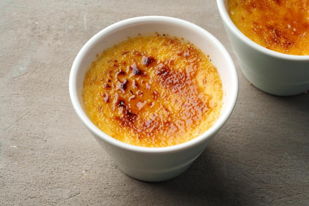 Un bol de crème brulée sur la table