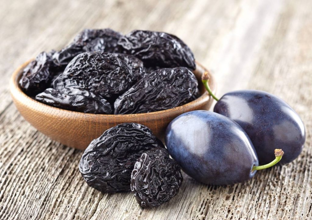 Un bol remplie de prunes