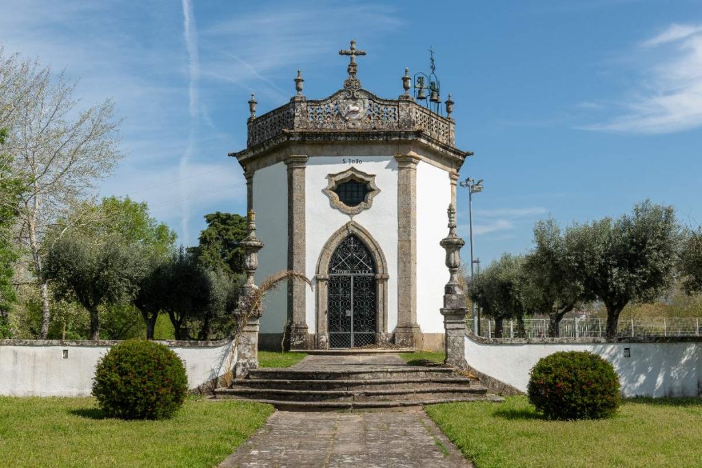 Une chapelle installée au milieu d'un beau jardin