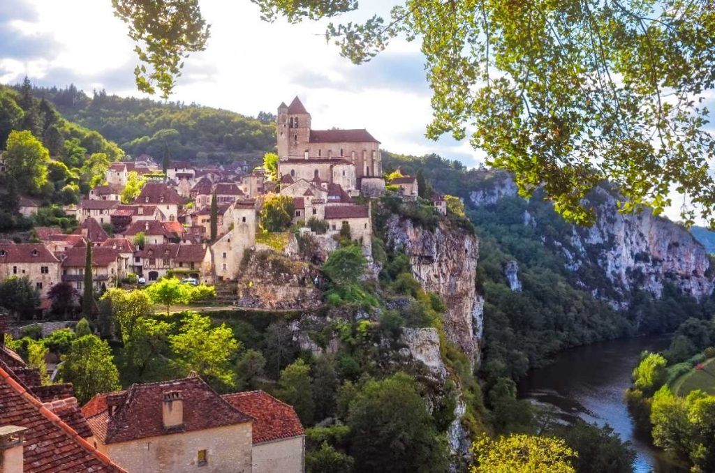 Un charmant village niché sur les falaises