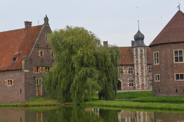 Un château à douves se reflétant dans l'eau