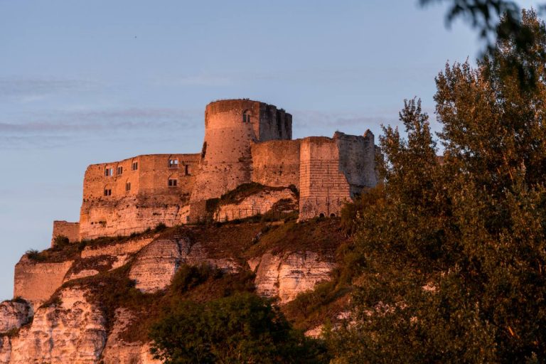 Un grand château sur des rochers