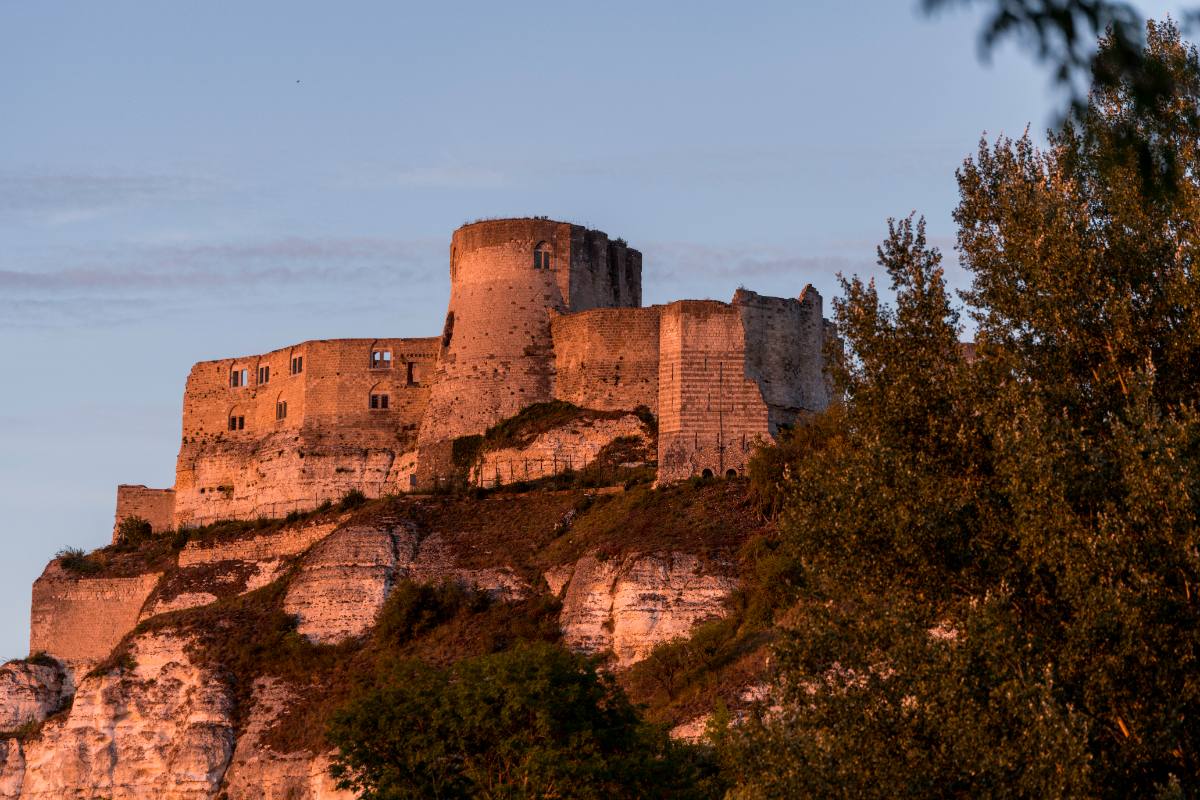 Un grand château sur des rochers