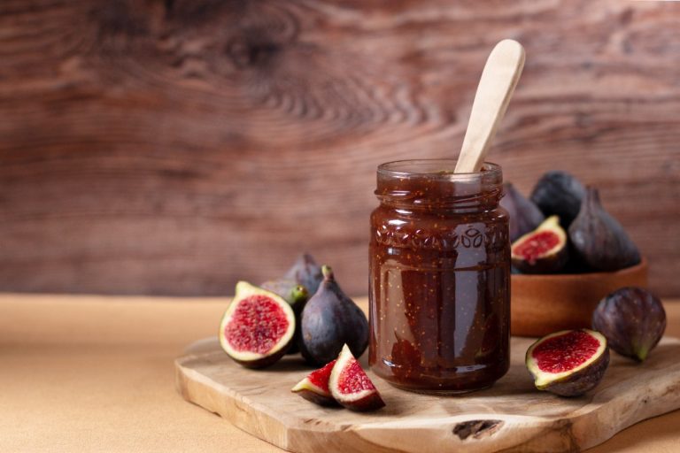 Confiture de figues fraîches sur une planchette en bois