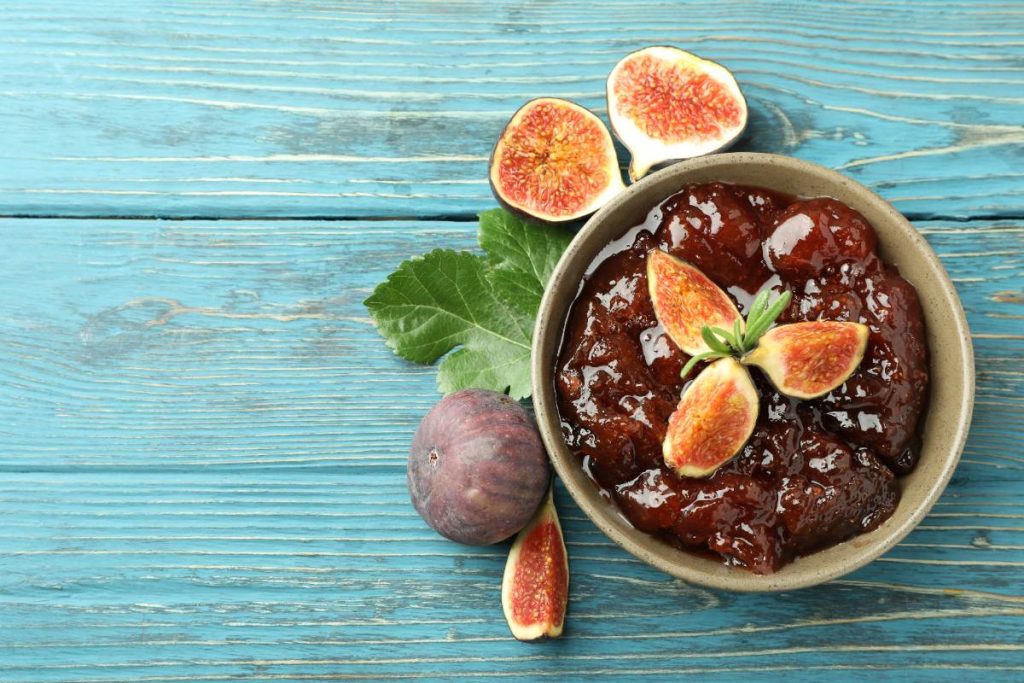 Confiture de figues fraîches dans un bol