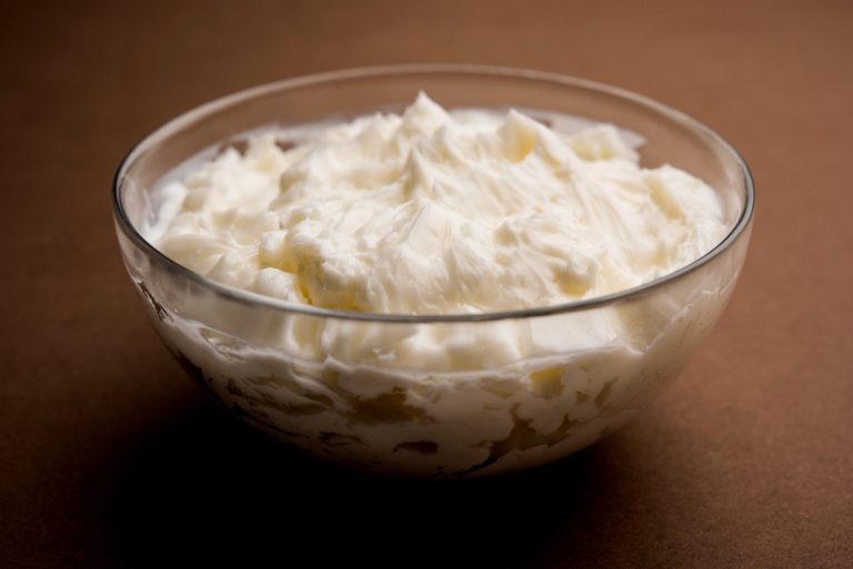 Crème blanche dans un bol en verre