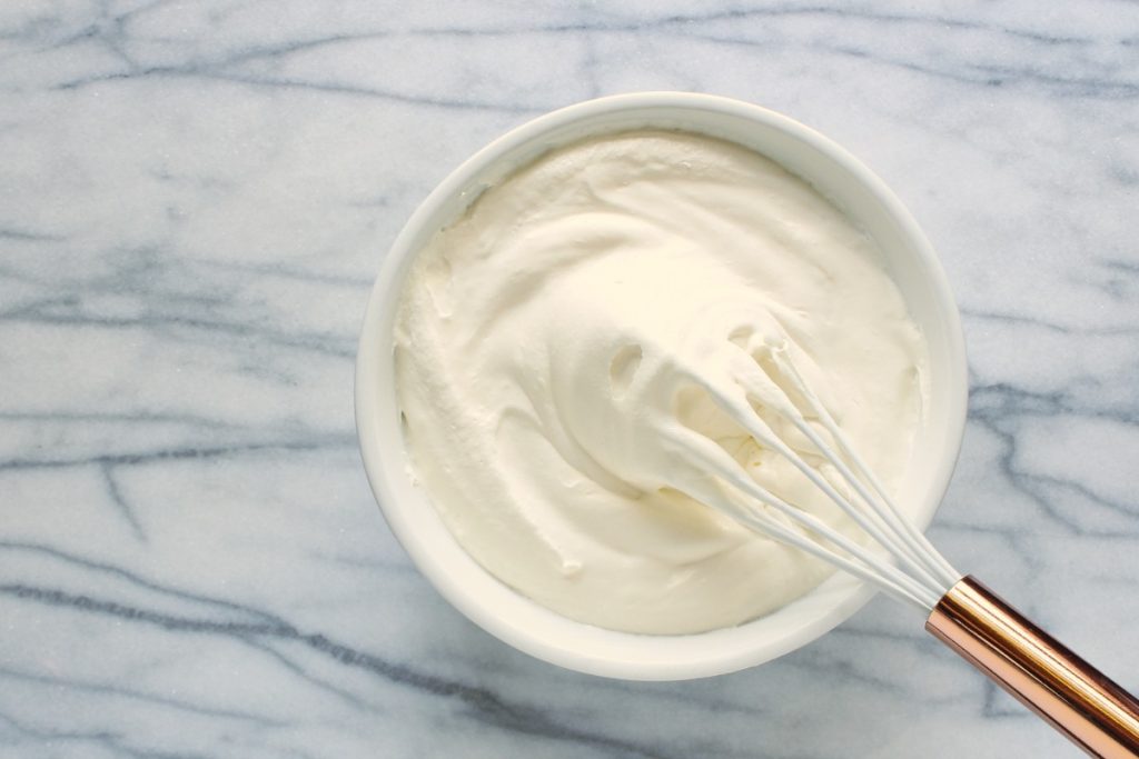 Crème fouettée dans un bol blanc