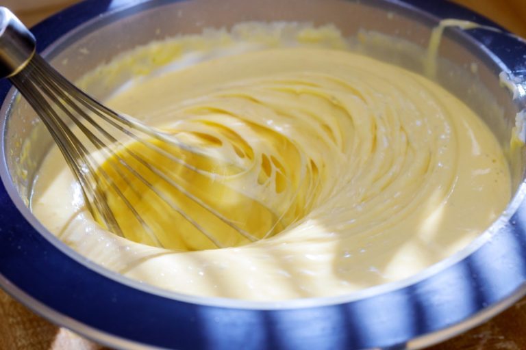 Une crème pâtissière battue dans un bol