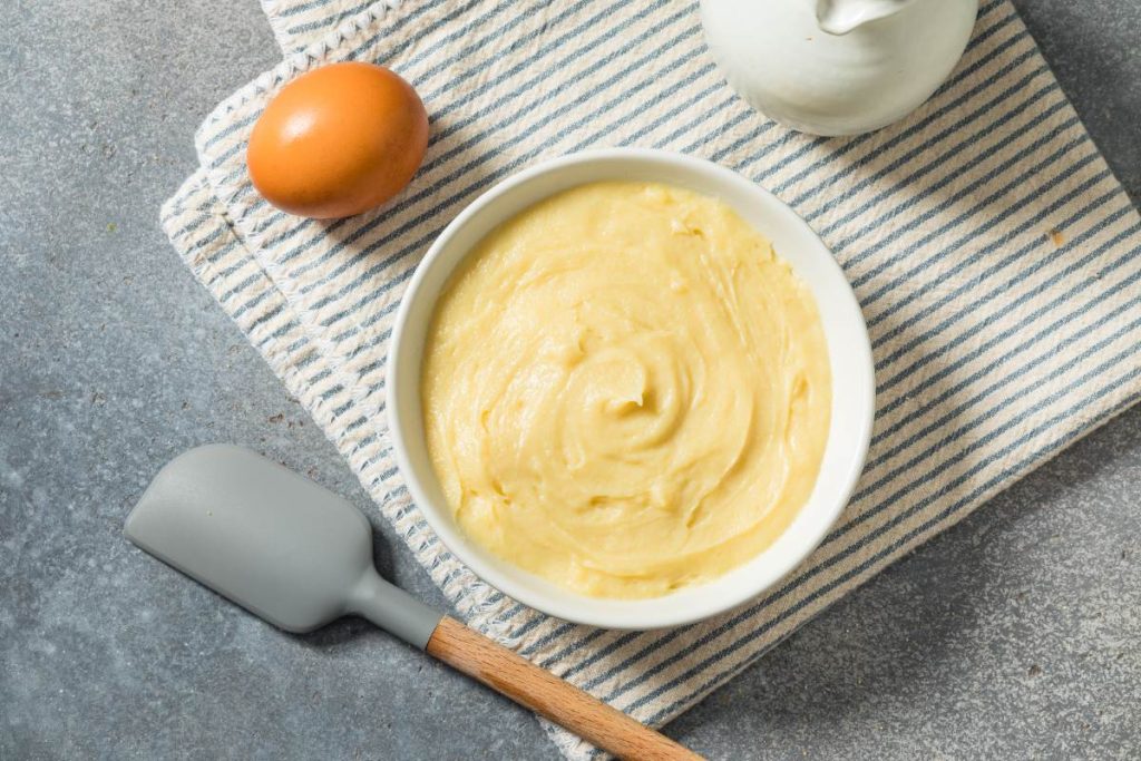 Une crème pâtissière dans un bol