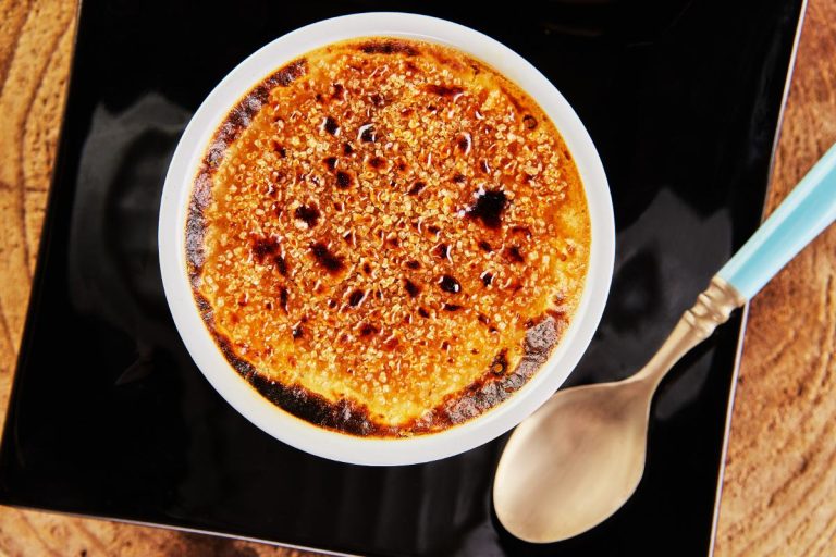 Délicieuse crème brulée avec une cuillère