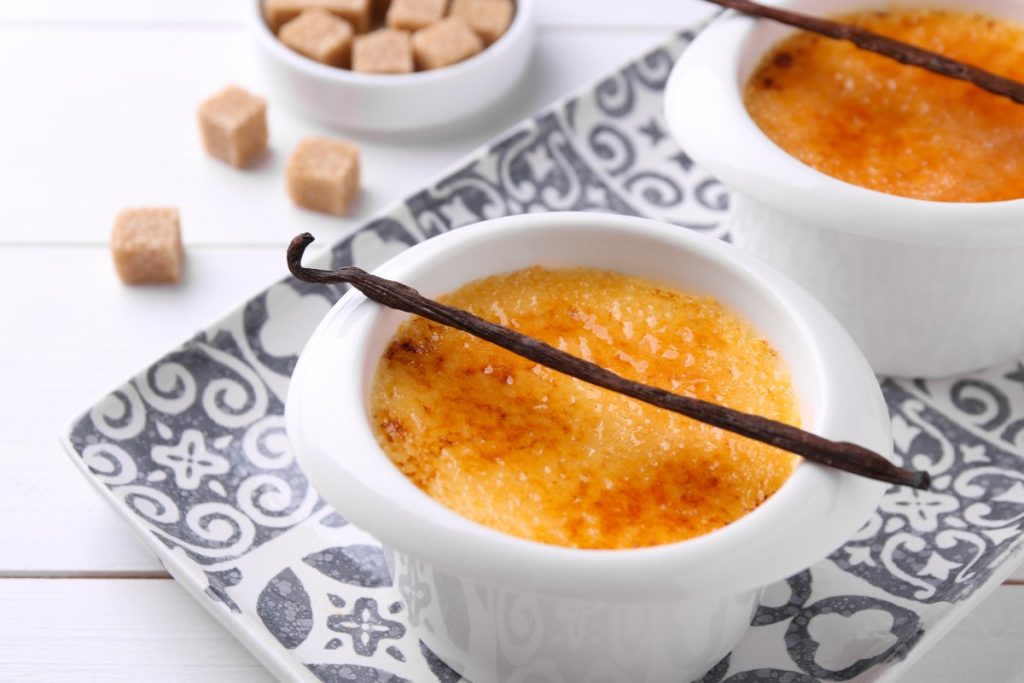 Un délicieux dessert avec de la crème brulée