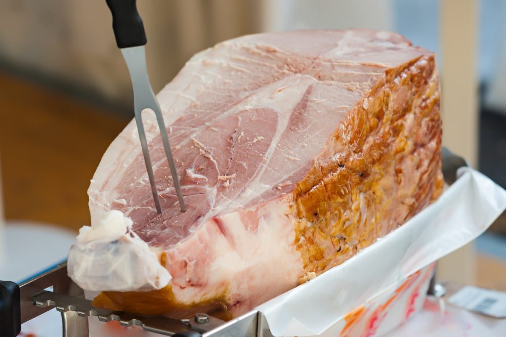 Un délicieux jambon sur table
