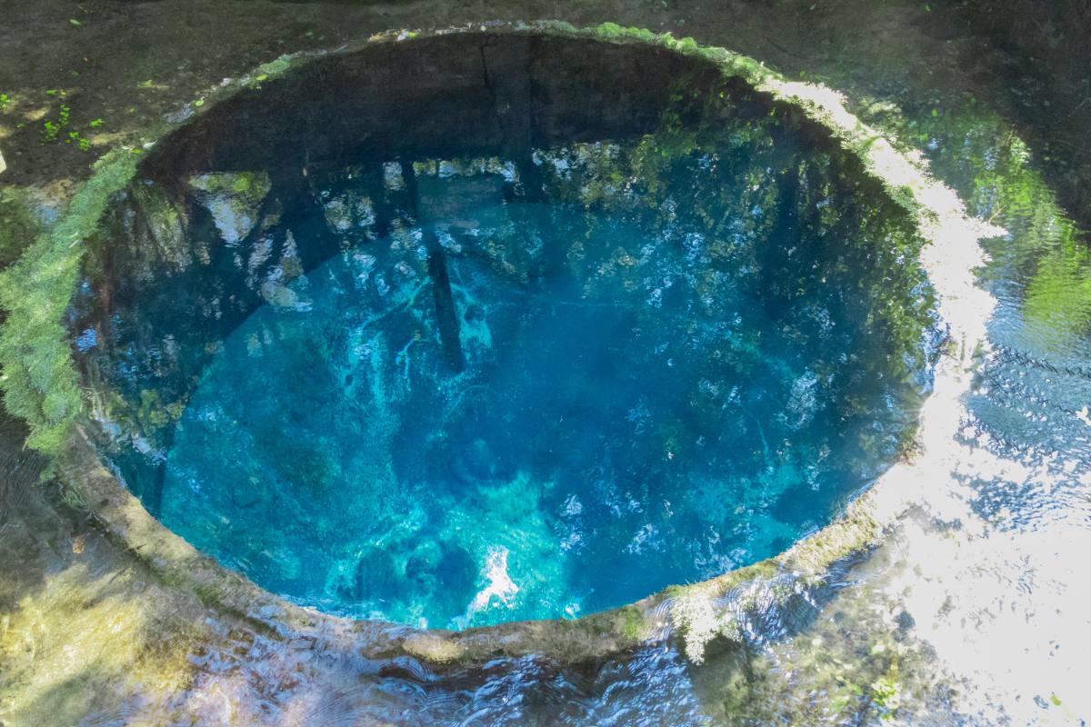 Eau de source cristallisée dans un bassin circulaire