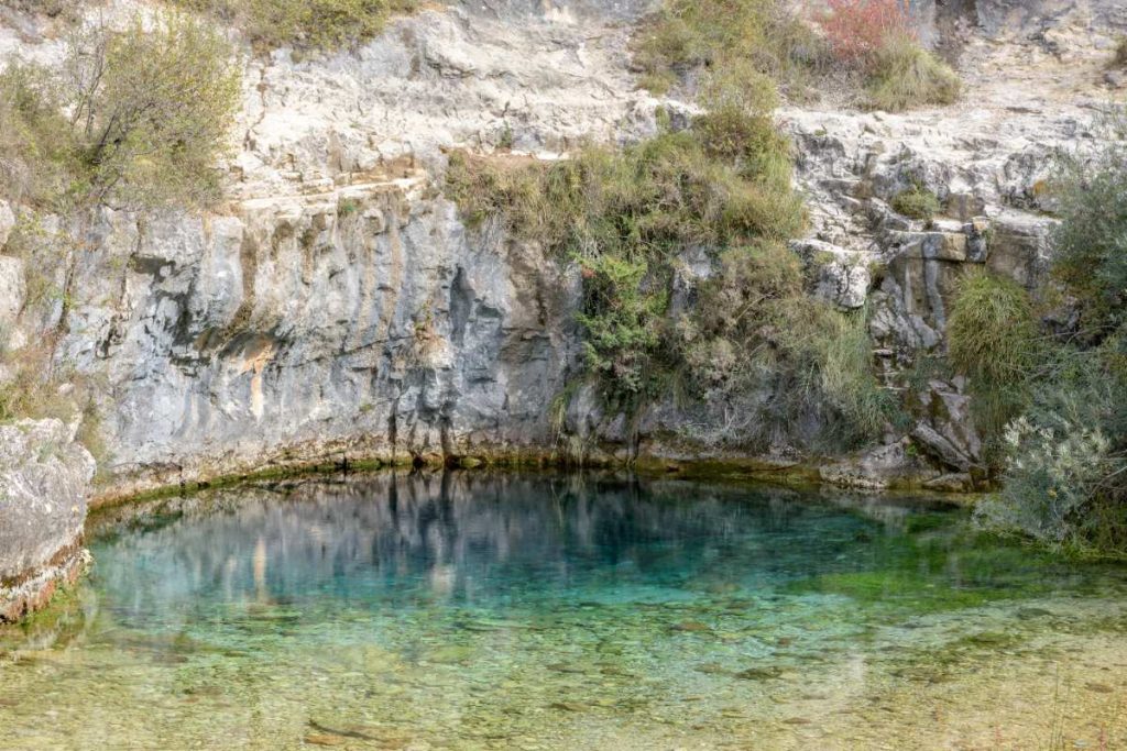 Eau de source en dessous des rochers