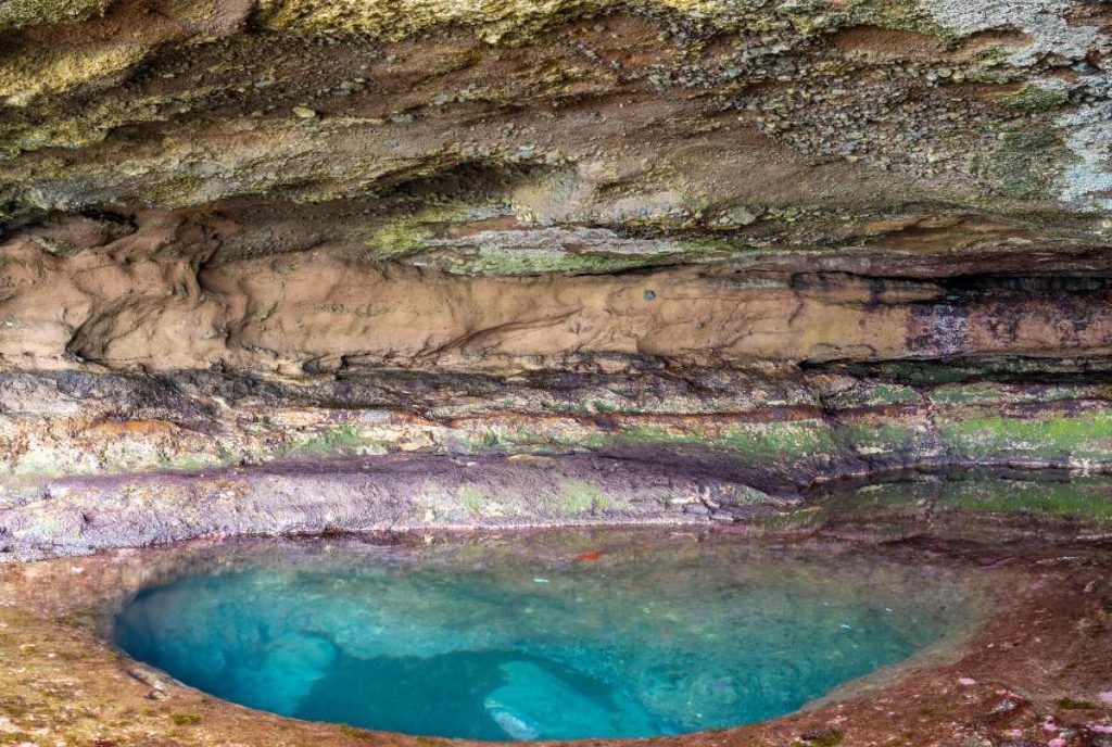 Eau de source avec une teinte turquoise