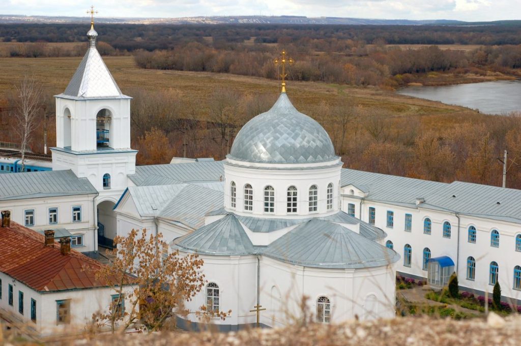 Une église blanche au milieu rural