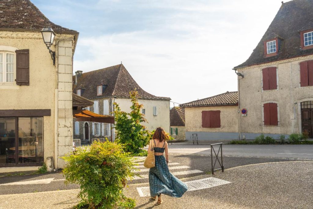 Une femme faisant une promenade dans la rue