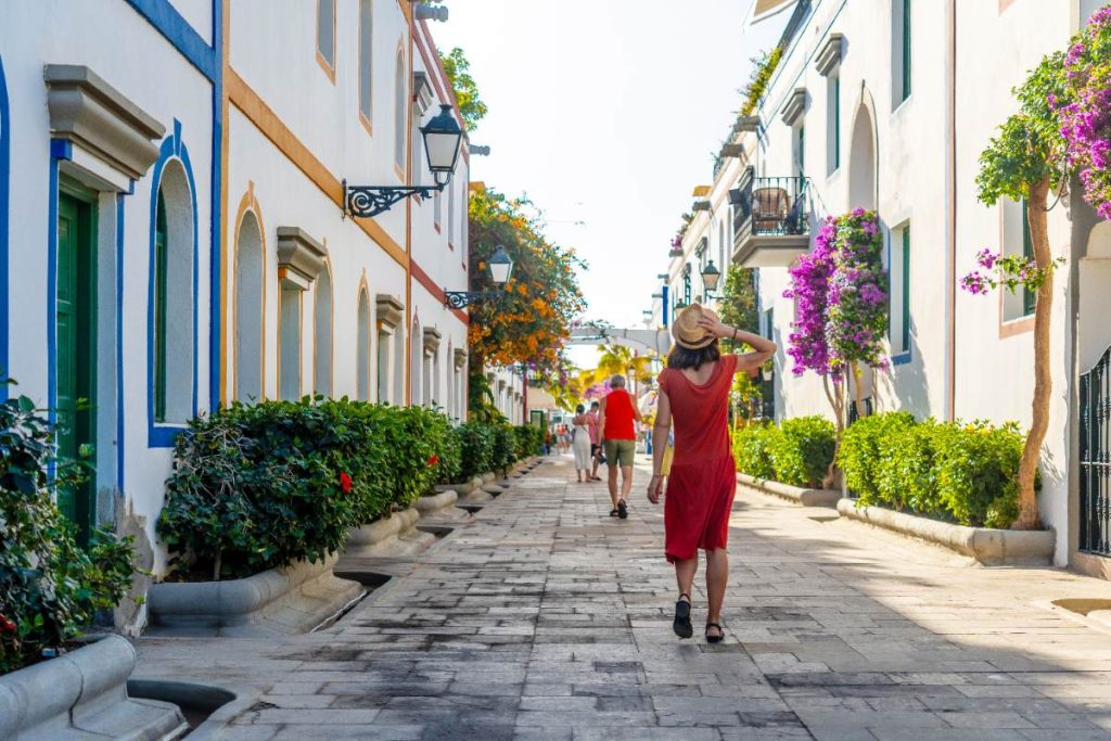 Une femme qui se promène dans la rue