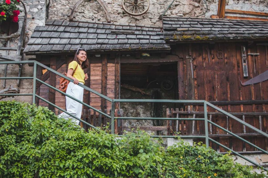 Une femme souriante explorant un endroit calme