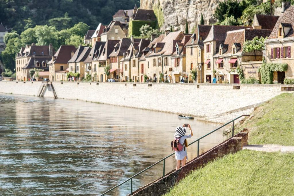 Une femme voyageant au village près d'un lac