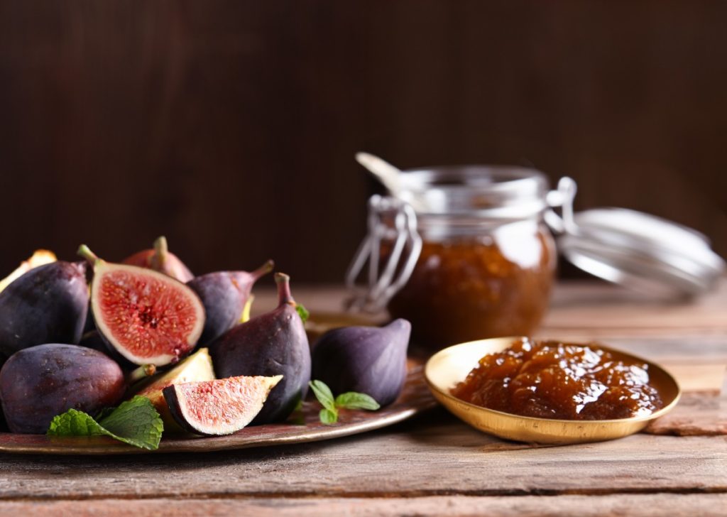 Des figues et de confiture sur la table