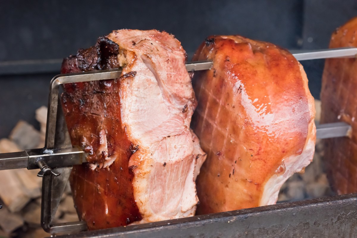 Comment réussir la cuisson d’un jambon entier à la broche ?