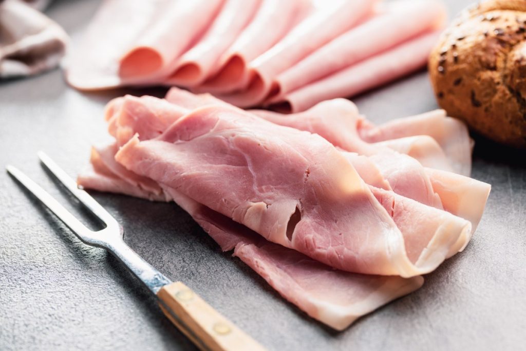 Jambon tranché avec du petit pain