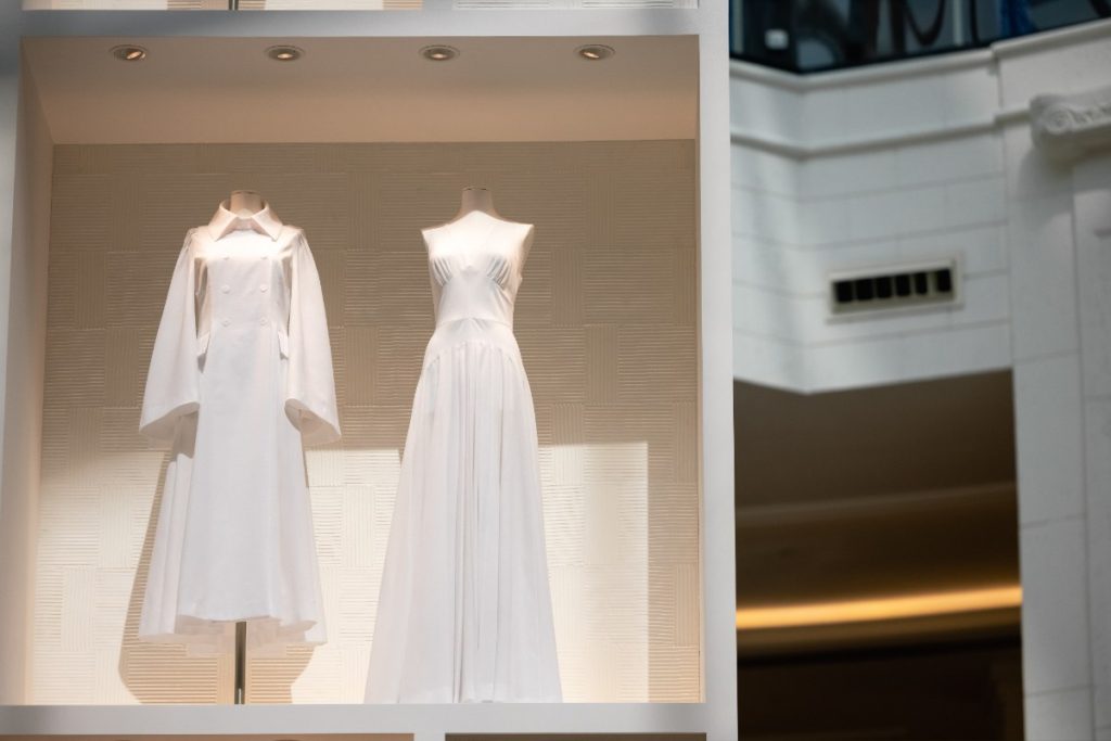 Des manifiques robes blanches dans une vitrine