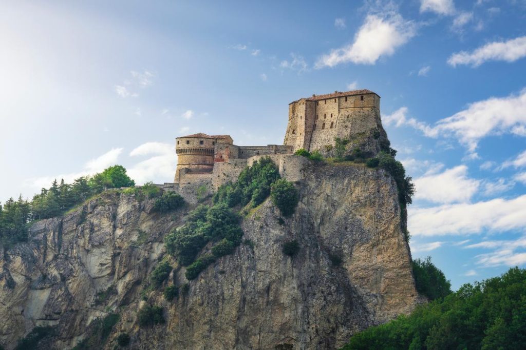 Une maison ancienne construite sur le rocher