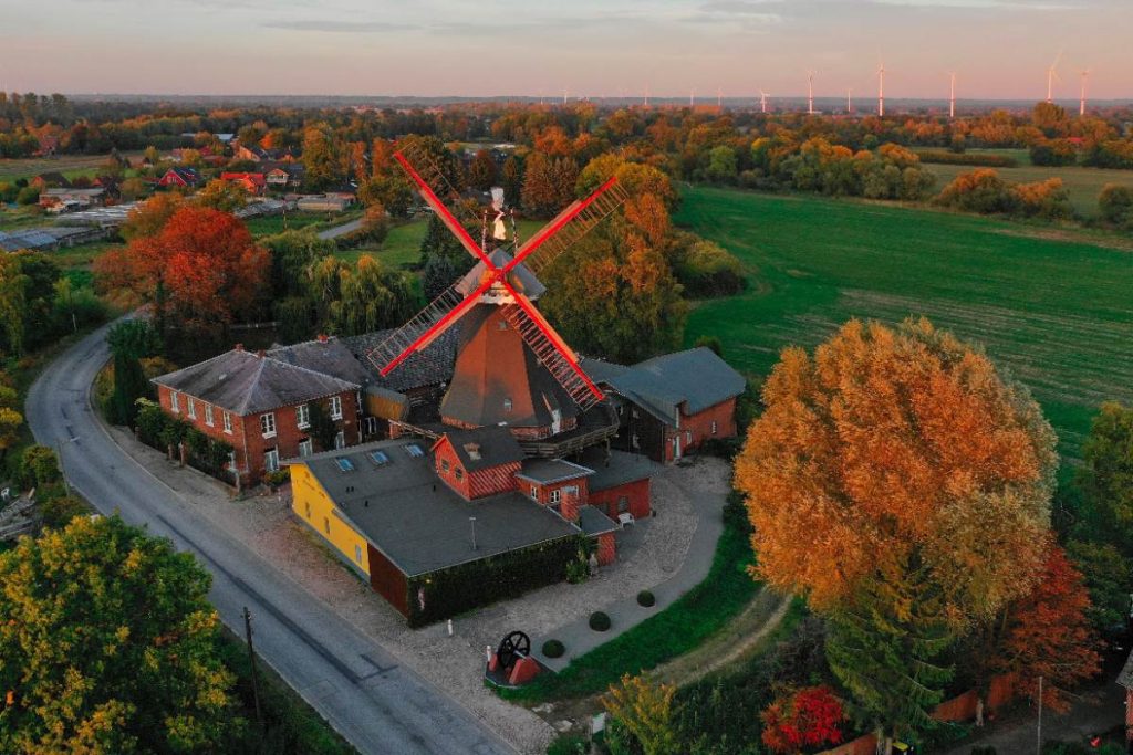 Moulin à vent rouge aux couleurs d'automne